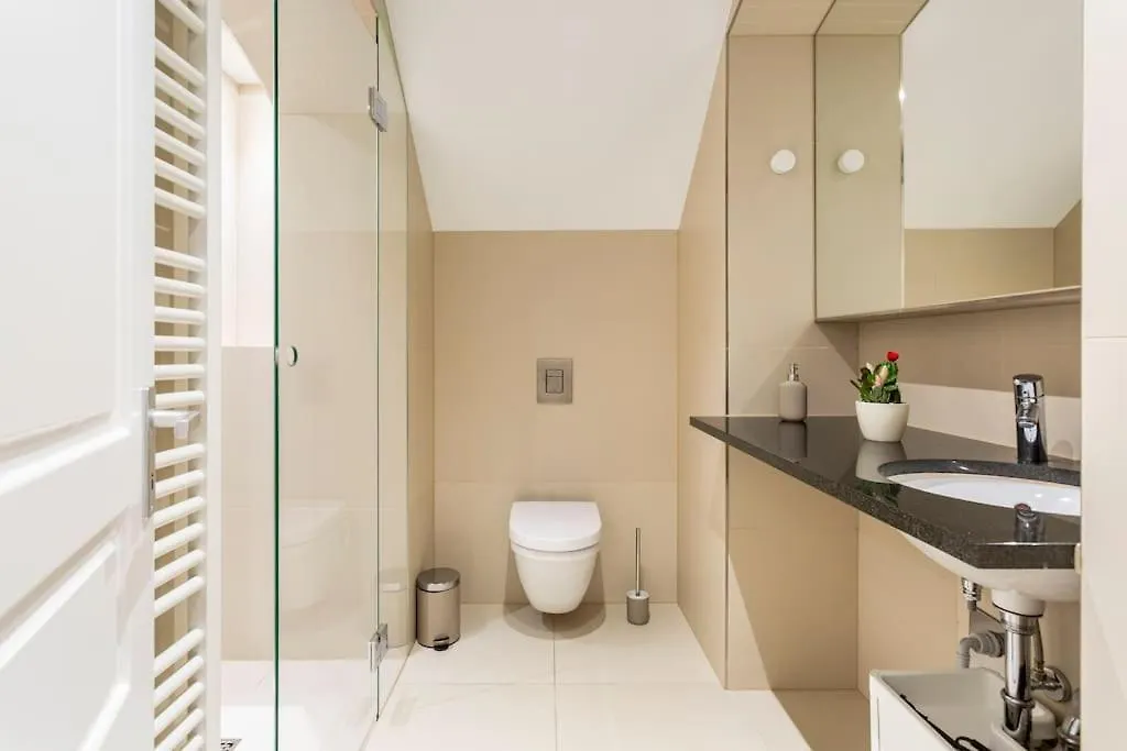 Sleek Design In Trendy Mitte Daire Berlin Almanya