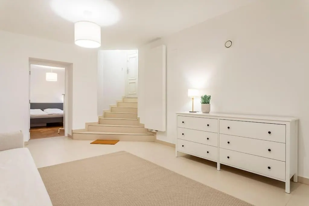 Sleek Design In Trendy Mitte Daire Berlin Almanya
