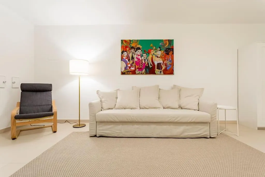 Sleek Design In Trendy Mitte Daire Berlin Almanya